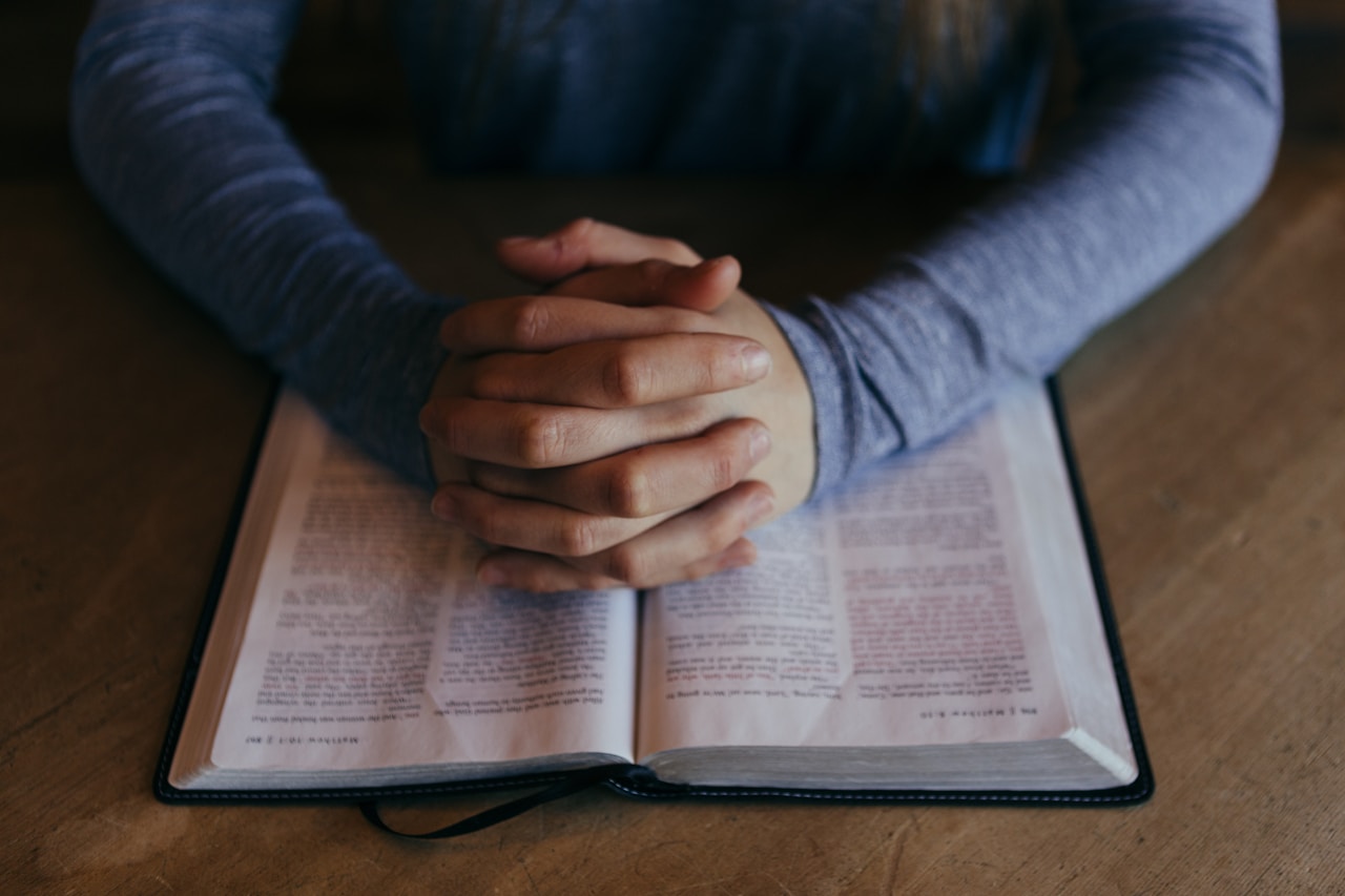 📖 Orando com a Bíblia: Como Usar Versículos para Guiar Suas Orações e Aprofundar Sua Fé